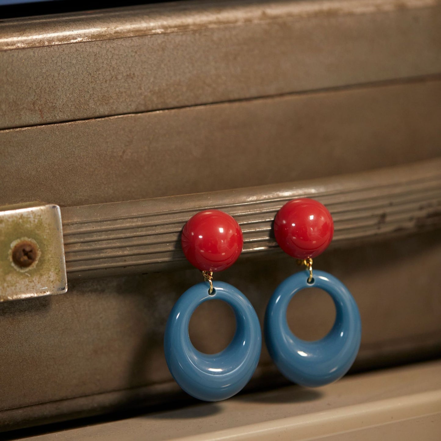 Retro 80 Hong Kong style atmosphere circle color contrast earrings exaggerated personality mosquito incense plate ear clip without ear hole