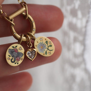 Retro Personality Photo Box Pendant Necklace Openable DIY Pendant Hollow Design Transparent Box 18K Gold Color Retention
