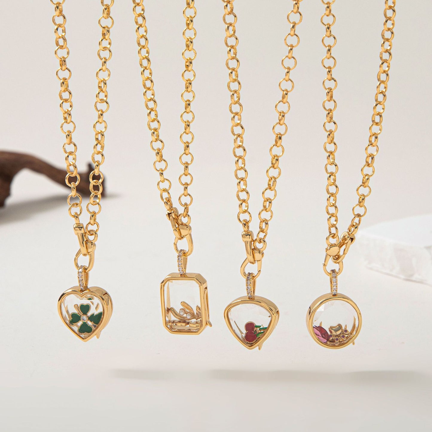 Retro Personality Photo Box Pendant Necklace Openable DIY Pendant Hollow Design Transparent Box 18K Gold Color Retention