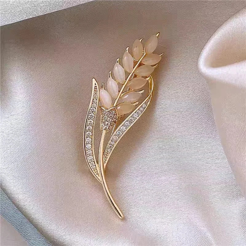 Delicate Rose Flower Pearl Rhinestone Brooch Pins for Women Lotus Luxury Jewelry Wedding Party Coat Dress Suit Decoration Gifts