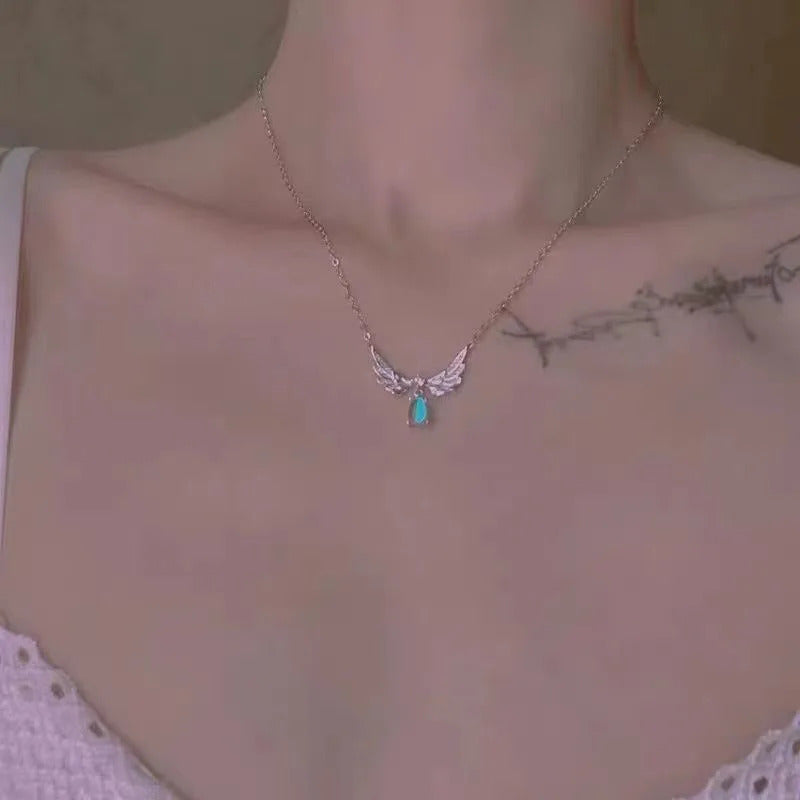 Light Luxury Angel Wings Pendant Necklace Ladies Fashion Exquisite Moonstone Collarbone Necklace Delicate Wedding Jewelry