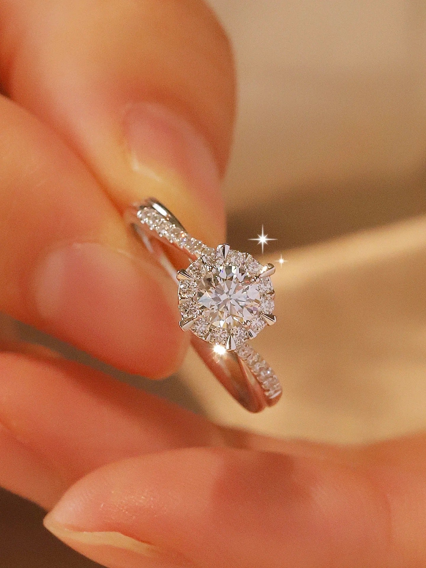 Twisted Arm Snowflake Diamond Ring 1 Carat Hexagram Ring for Women Light Luxury High-end Feel Imitation Proposal Ring Gift for Girlfriend