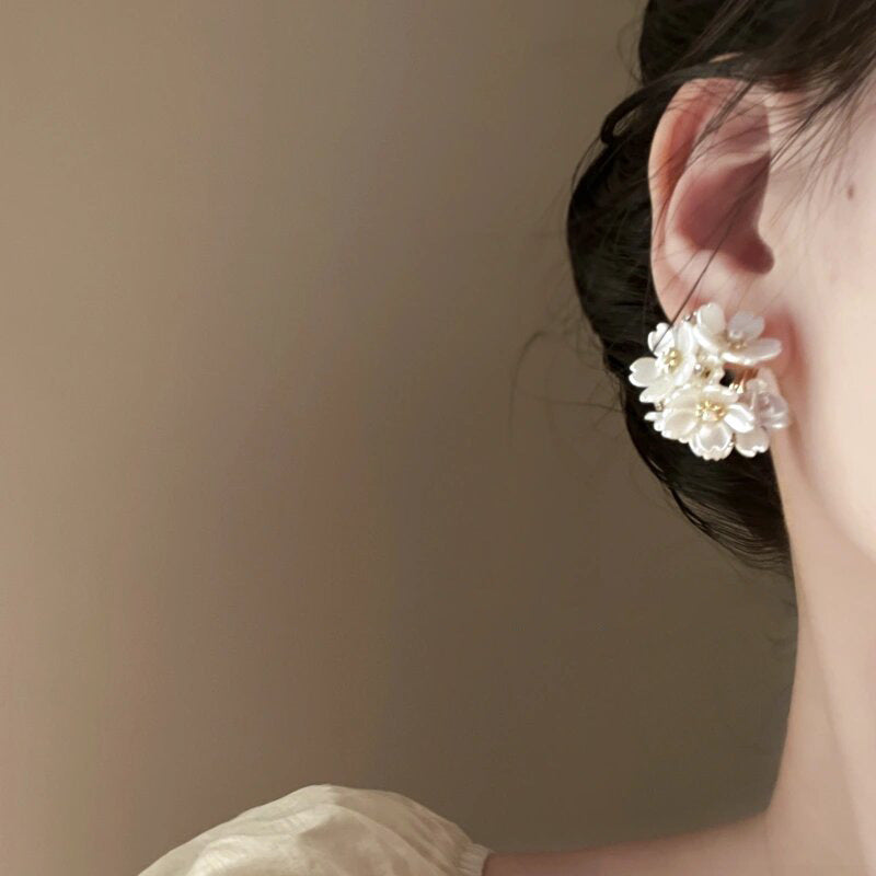 Silver Needle Pearl Flower Cluster Earrings for Women French Elegant Niche Design Sense Earrings Women Light Luxury High-end Sense Ear Jewelry