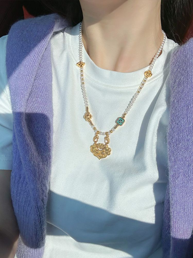 New Chinese Style Original Ancient Gold Sand Gold Koi Peace and Prosperity Lock Pendant Pearl Shell Necklace for Women New Simple Personality