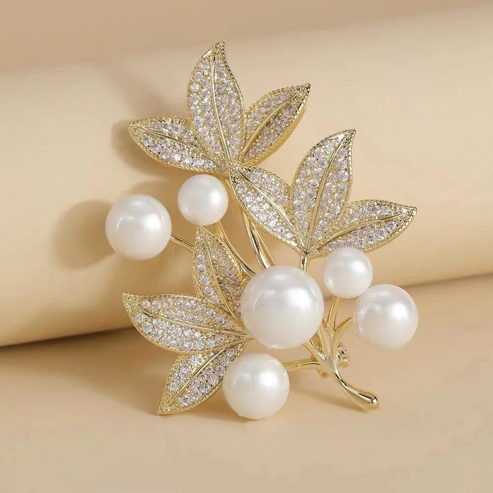 Delicate Rose Flower Pearl Rhinestone Brooch Pins for Women Lotus Luxury Jewelry Wedding Party Coat Dress Suit Decoration Gifts