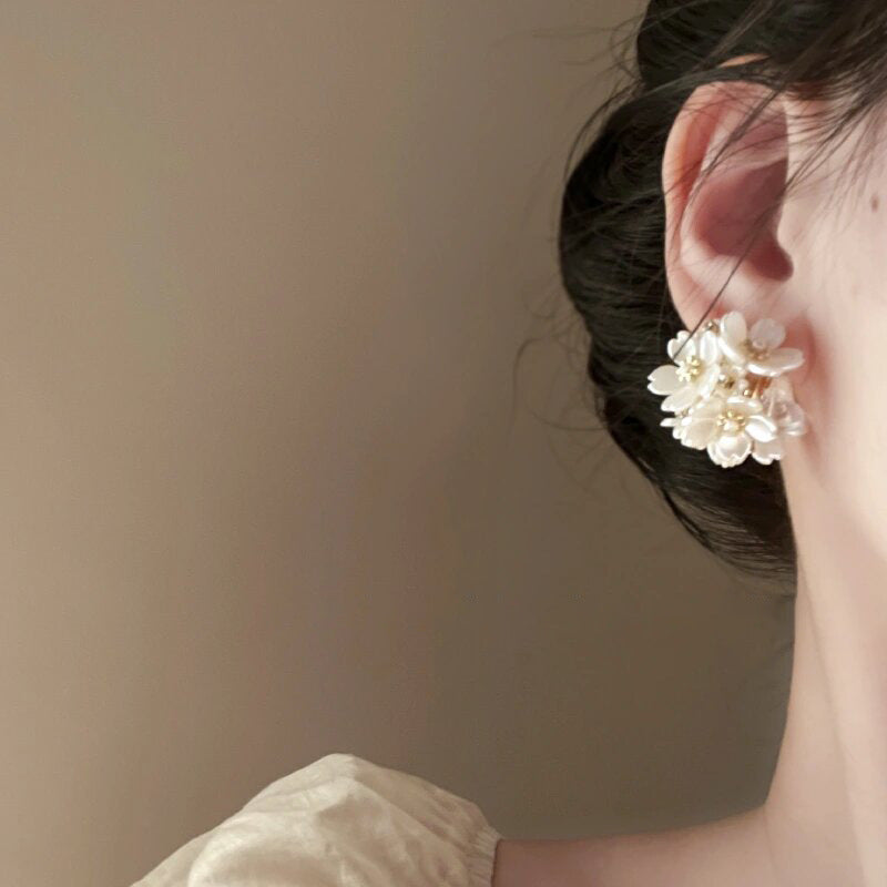Silver Needle Pearl Flower Cluster Earrings for Women French Elegant Niche Design Sense Earrings Women Light Luxury High-end Sense Ear Jewelry