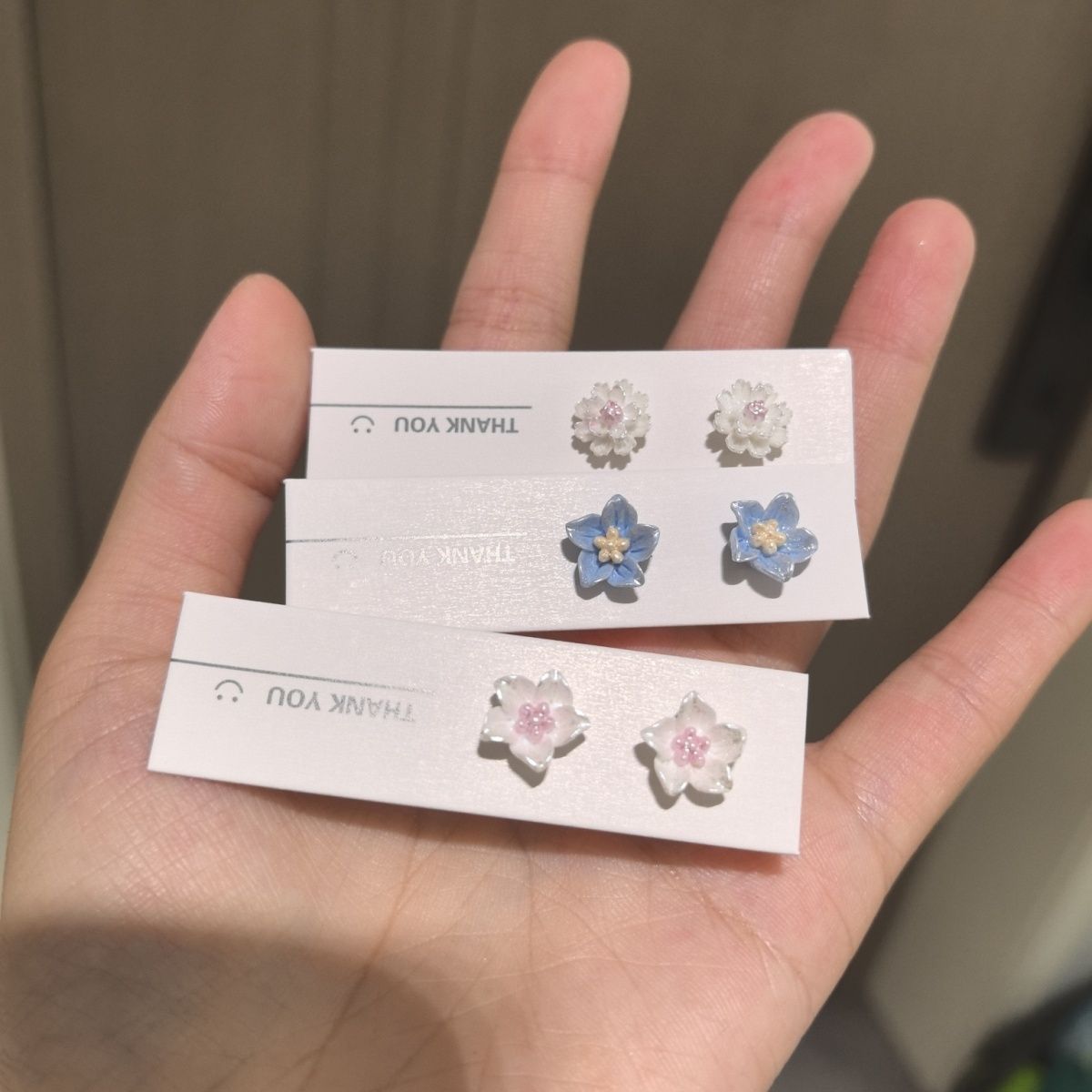 Non-Pierced Magnetic Ear Clips for Women, Spring/Summer Elegant Small Sweet Simple Niche Exquisite Earrings, Camellia Flower Ear Jewelry