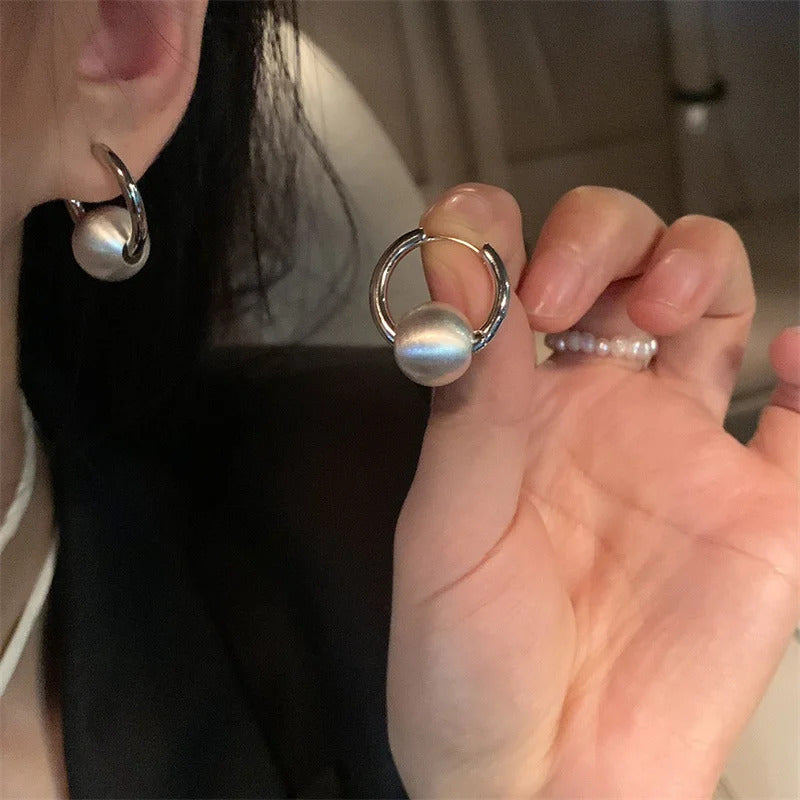 2023 New Cute Pearl Round Hoop Earrings for Women Gold Color Eardrop Minimalist Tiny Huggies Hoops Wedding Fashion Jewelry