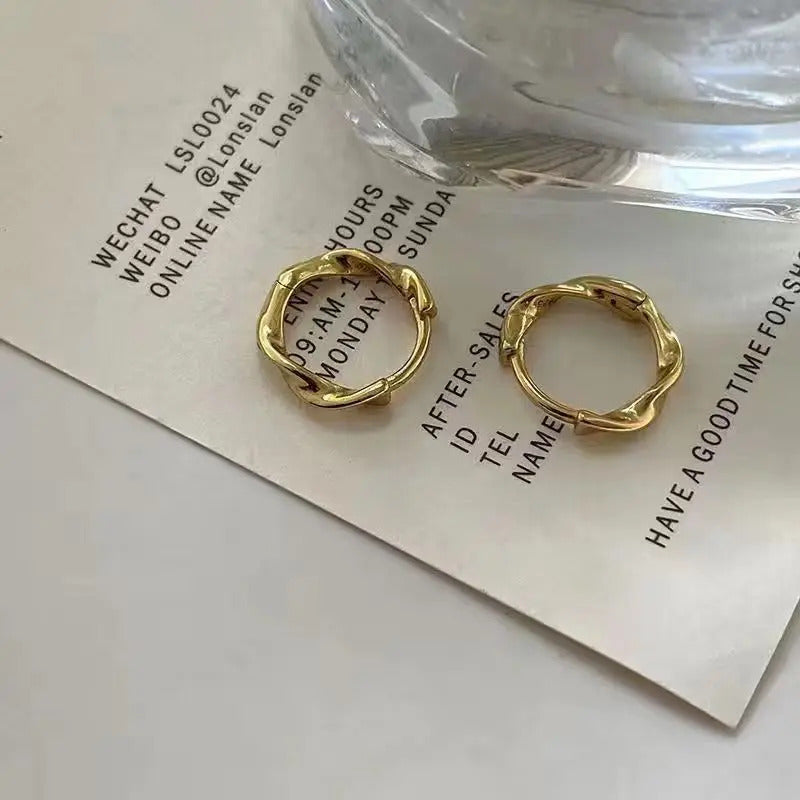 2023 New Cute Pearl Round Hoop Earrings for Women Gold Color Eardrop Minimalist Tiny Huggies Hoops Wedding Fashion Jewelry