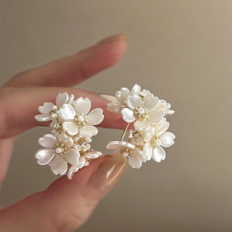 Silver Needle Pearl Flower Cluster Earrings for Women French Elegant Niche Design Sense Earrings Women Light Luxury High-end Sense Ear Jewelry