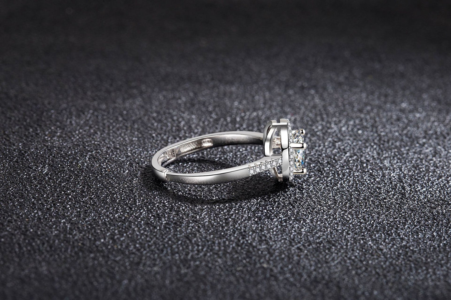 Zircon Ring Sweet Beauty Heart-shaped Hollow Ring 1 karat Moissanite Love Ring