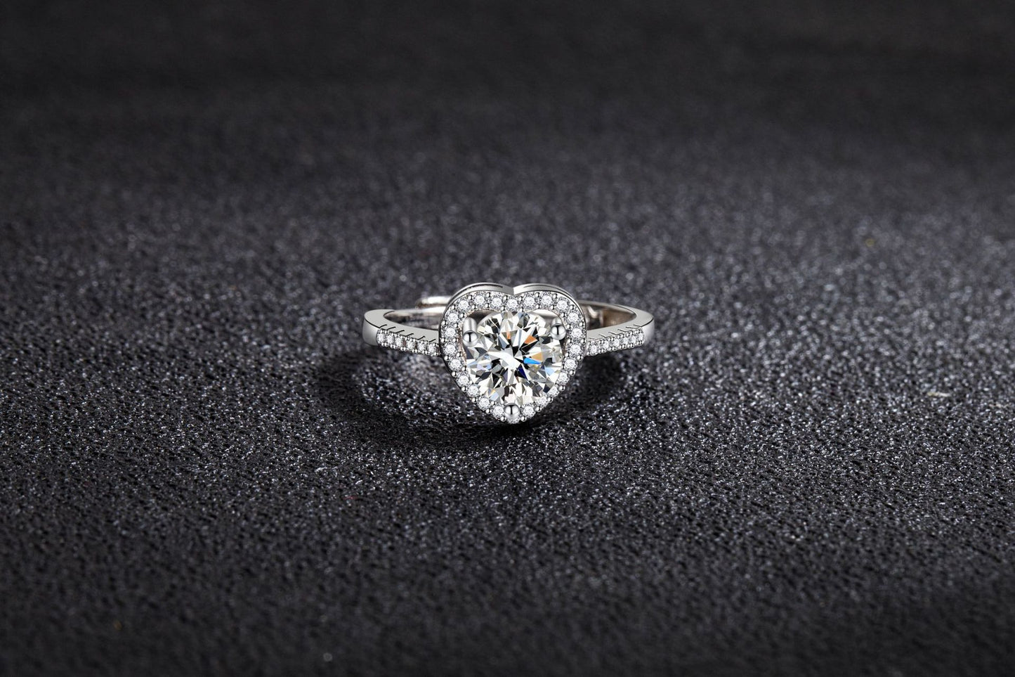 Zircon Ring Sweet Beauty Heart-shaped Hollow Ring 1 karat Moissanite Love Ring