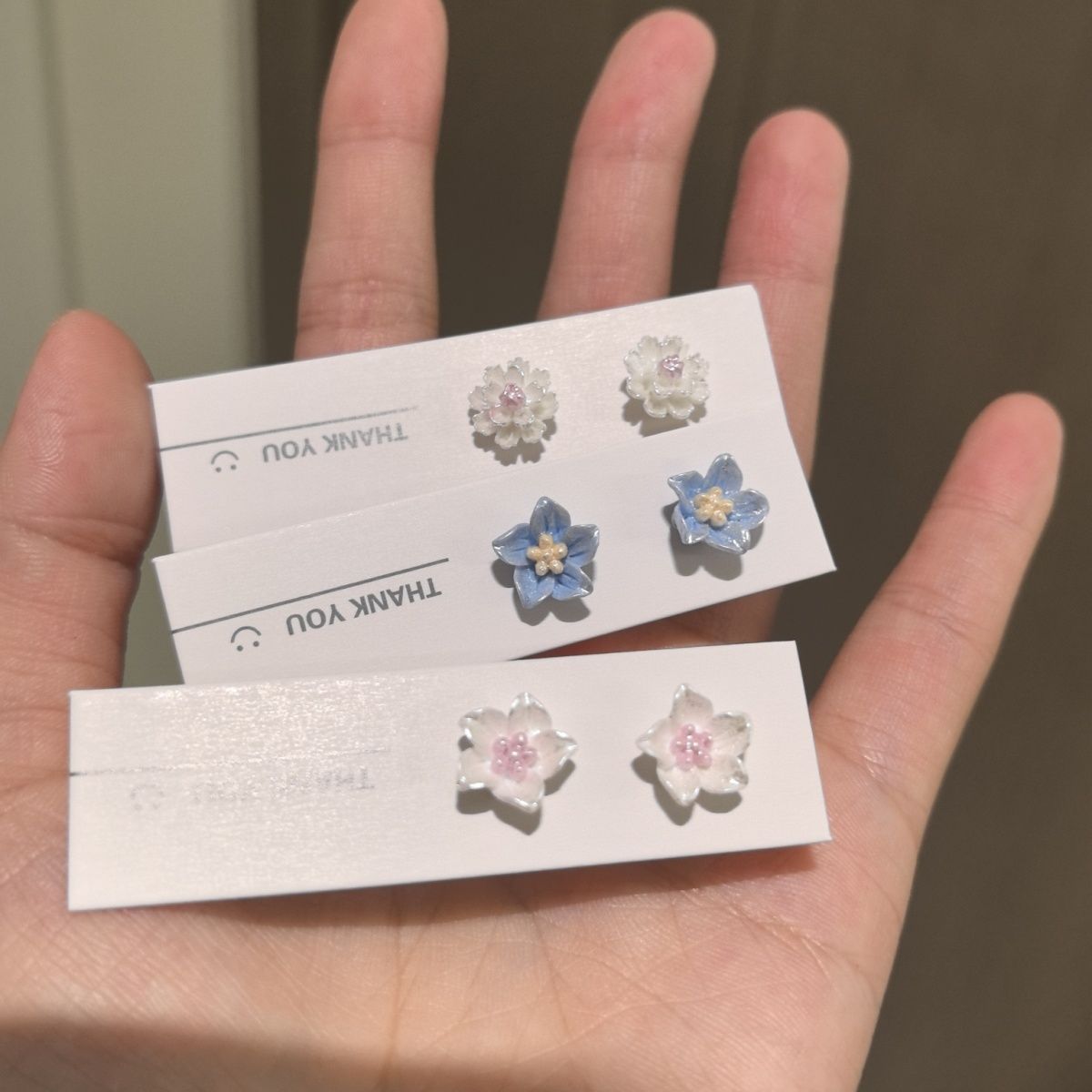 Non-Pierced Magnetic Ear Clips for Women, Spring/Summer Elegant Small Sweet Simple Niche Exquisite Earrings, Camellia Flower Ear Jewelry