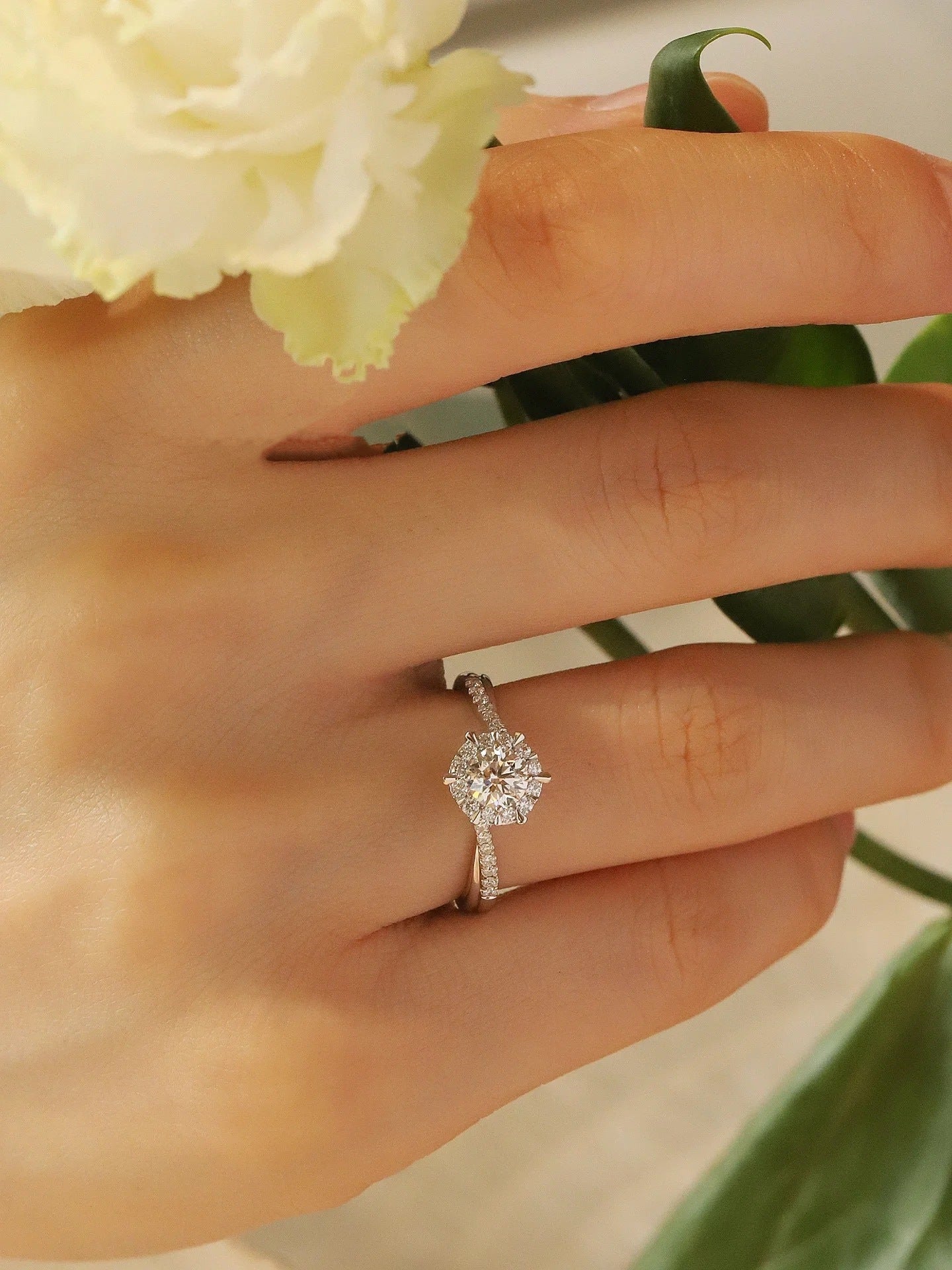 Twisted Arm Snowflake Diamond Ring 1 Carat Hexagram Ring for Women Light Luxury High-end Feel Imitation Proposal Ring Gift for Girlfriend