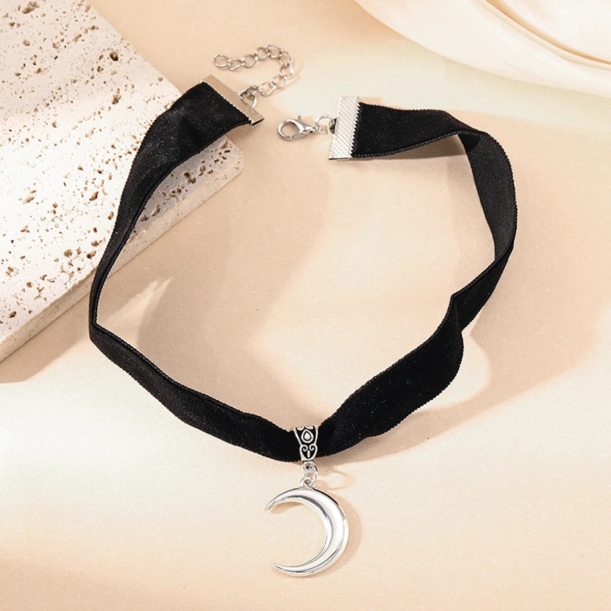 Gothic Vampire Cameo Pendant Choker Velvet Necklace for Women Fashion Pagan Witchcraft Jewelry Girls Gifts Creative Punk Choker