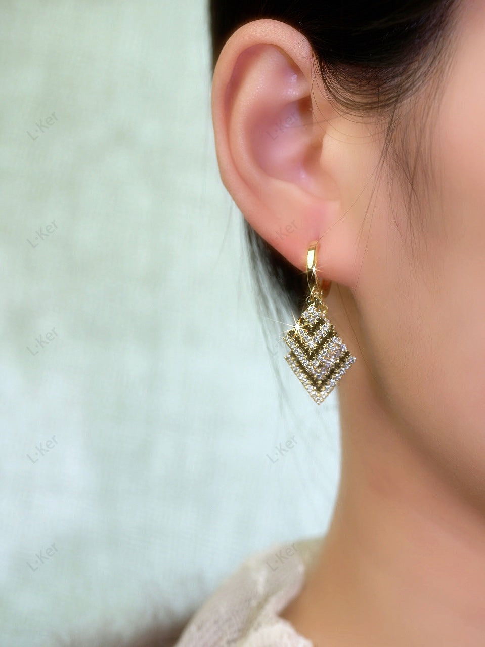 French Romantic Black and White Contrast Color Full Diamond High-end Sense Earrings Small Chanel Style Women's Earrings