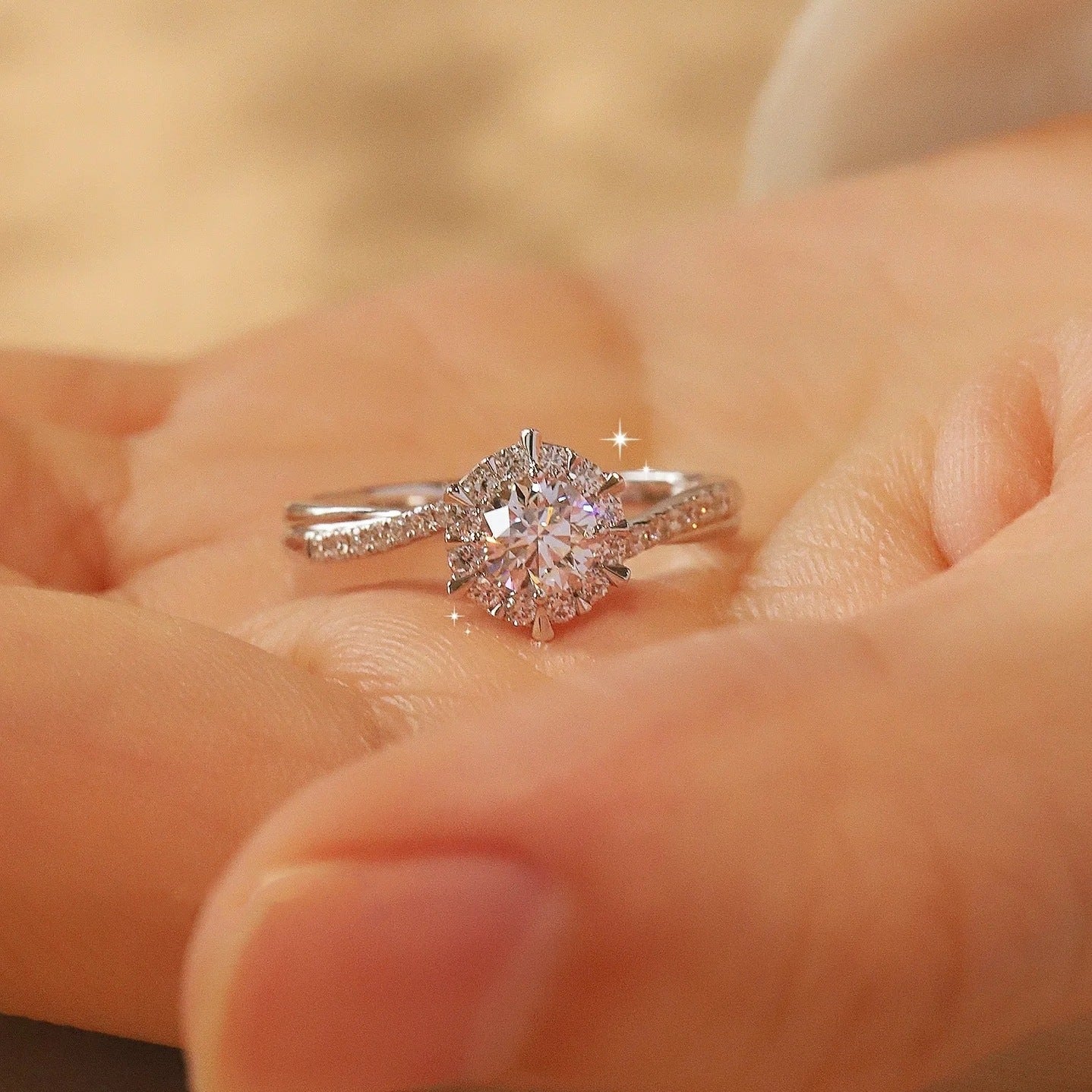 Twisted Arm Snowflake Diamond Ring 1 Carat Hexagram Ring for Women Light Luxury High-end Feel Imitation Proposal Ring Gift for Girlfriend