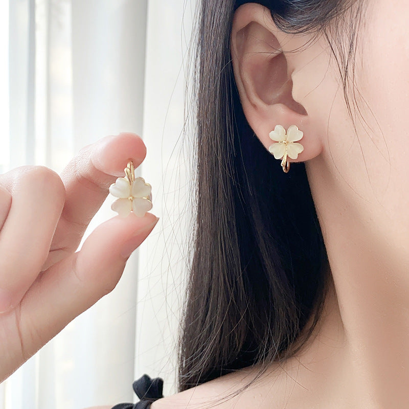Heart Clover Mosquito Coil Clip-On Earrings Without Piercing Cat's Eye Stone Earrings for Women Sweet Studs Light Luxury Elegant Earrings