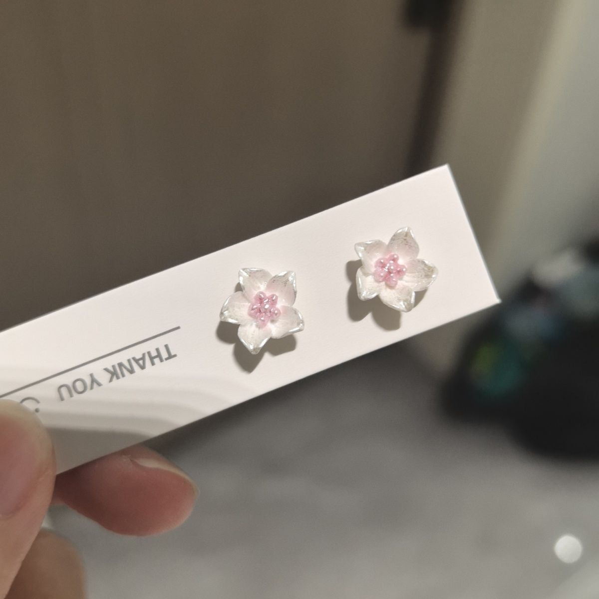 Non-Pierced Magnetic Ear Clips for Women, Spring/Summer Elegant Small Sweet Simple Niche Exquisite Earrings, Camellia Flower Ear Jewelry