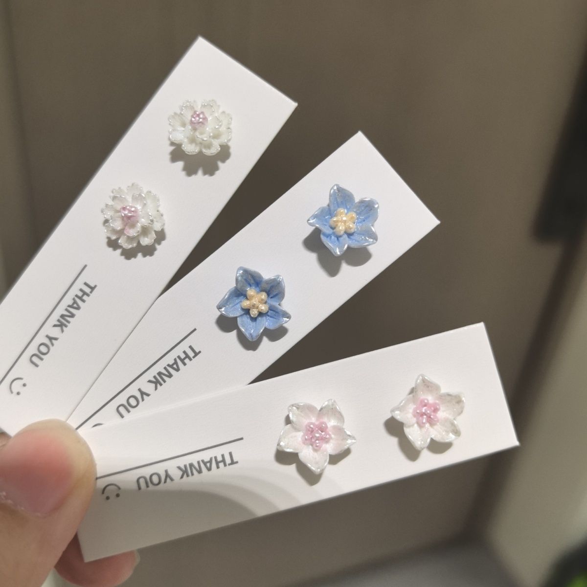 Non-Pierced Magnetic Ear Clips for Women, Spring/Summer Elegant Small Sweet Simple Niche Exquisite Earrings, Camellia Flower Ear Jewelry