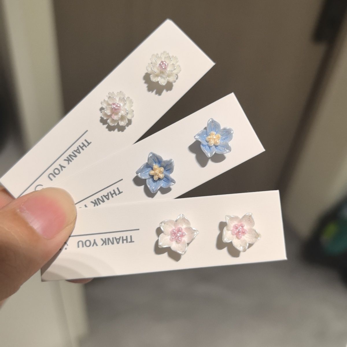 Non-Pierced Magnetic Ear Clips for Women, Spring/Summer Elegant Small Sweet Simple Niche Exquisite Earrings, Camellia Flower Ear Jewelry