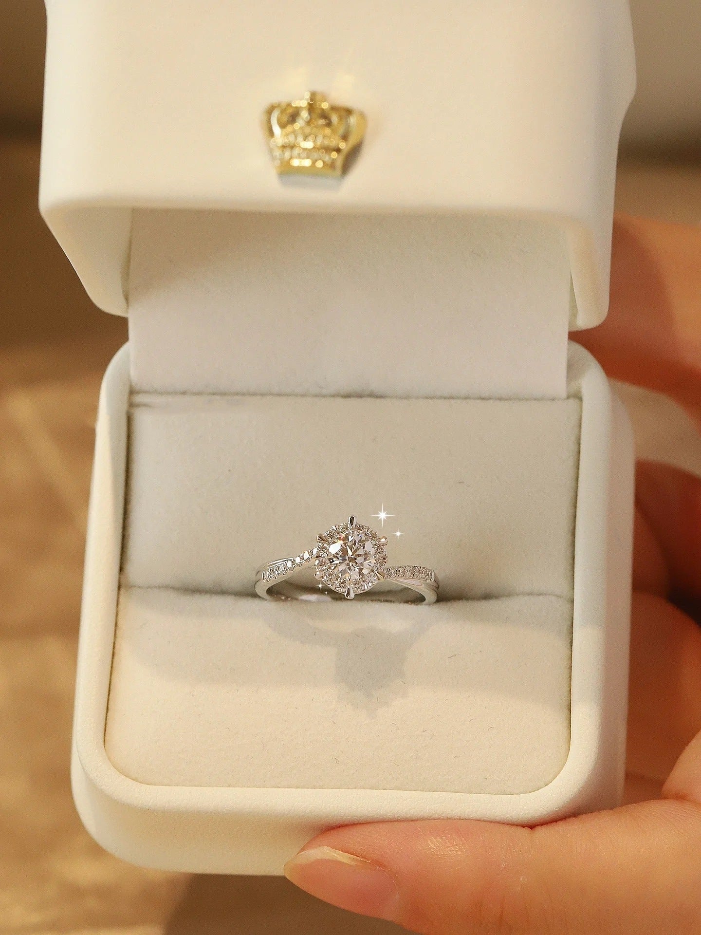 Twisted Arm Snowflake Diamond Ring 1 Carat Hexagram Ring for Women Light Luxury High-end Feel Imitation Proposal Ring Gift for Girlfriend