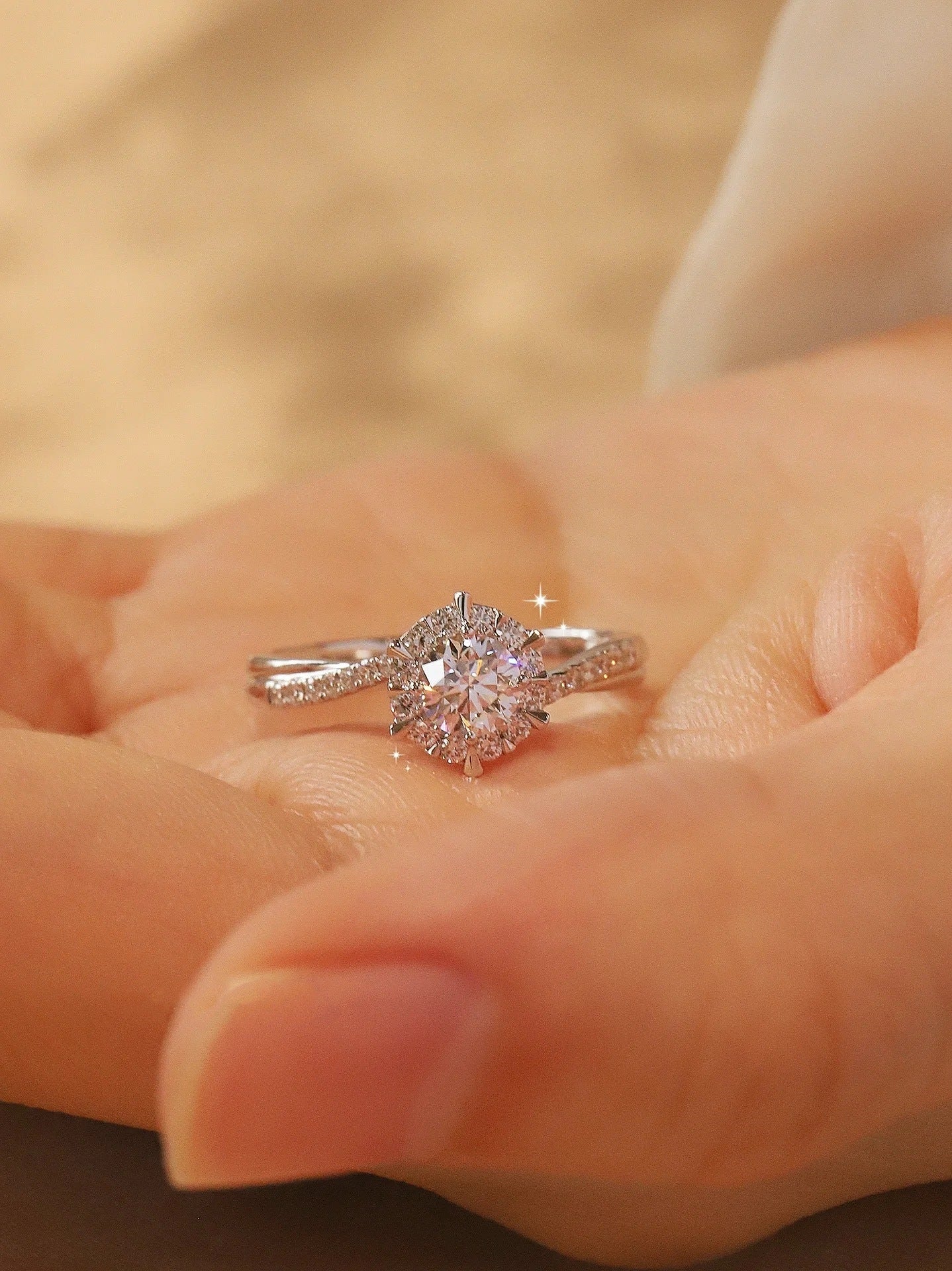 Twisted Arm Snowflake Diamond Ring 1 Carat Hexagram Ring for Women Light Luxury High-end Feel Imitation Proposal Ring Gift for Girlfriend