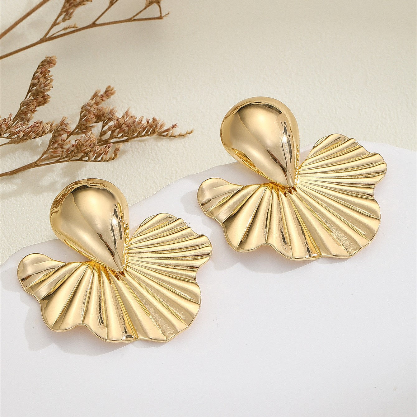 Cross-border European and American Style Gold Earrings Retro INS Light Luxury Niche Design Fashion Versatile Elegant Stud Earrings