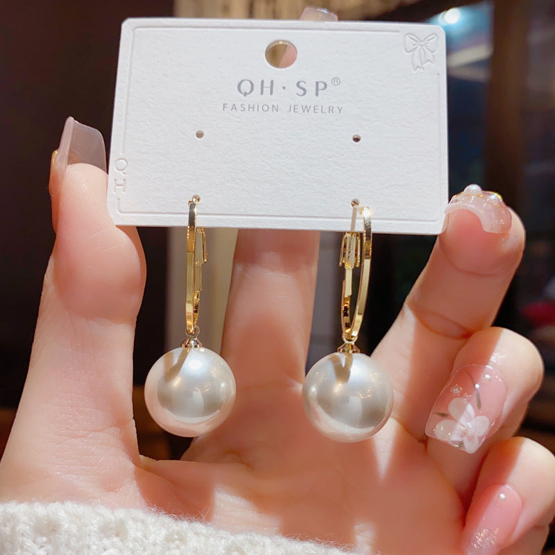 Fashionable Socialite Elegant Large Pearl Hoop Earrings for Women, Unique and Exaggerated Design, Slimming Earrings