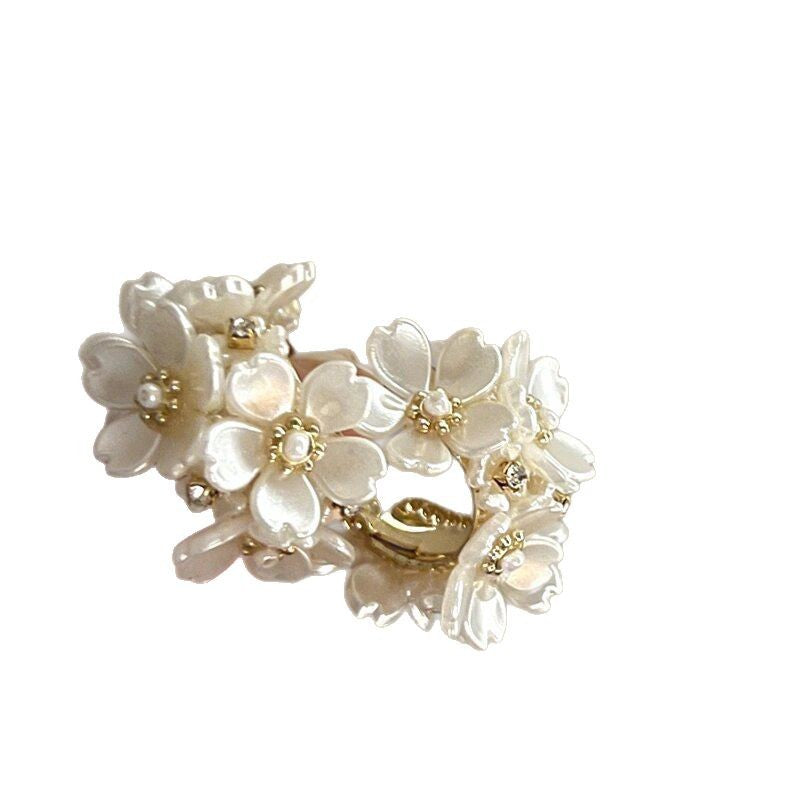 Silver Needle Pearl Flower Cluster Earrings for Women French Elegant Niche Design Sense Earrings Women Light Luxury High-end Sense Ear Jewelry
