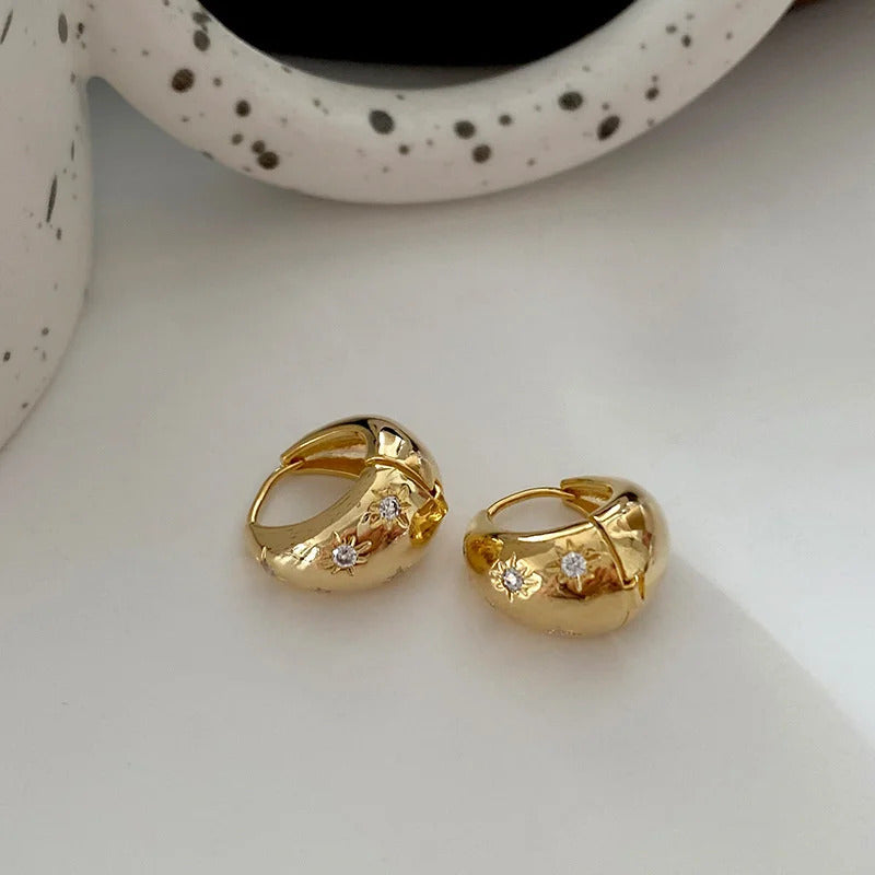 2023 New Cute Pearl Round Hoop Earrings for Women Gold Color Eardrop Minimalist Tiny Huggies Hoops Wedding Fashion Jewelry