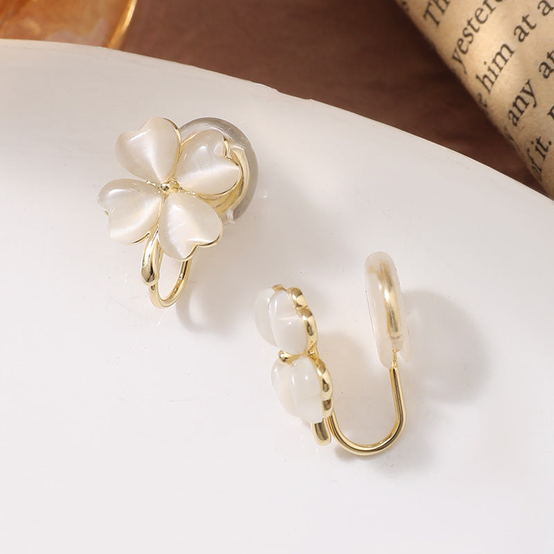 Heart Clover Mosquito Coil Clip-On Earrings Without Piercing Cat's Eye Stone Earrings for Women Sweet Studs Light Luxury Elegant Earrings