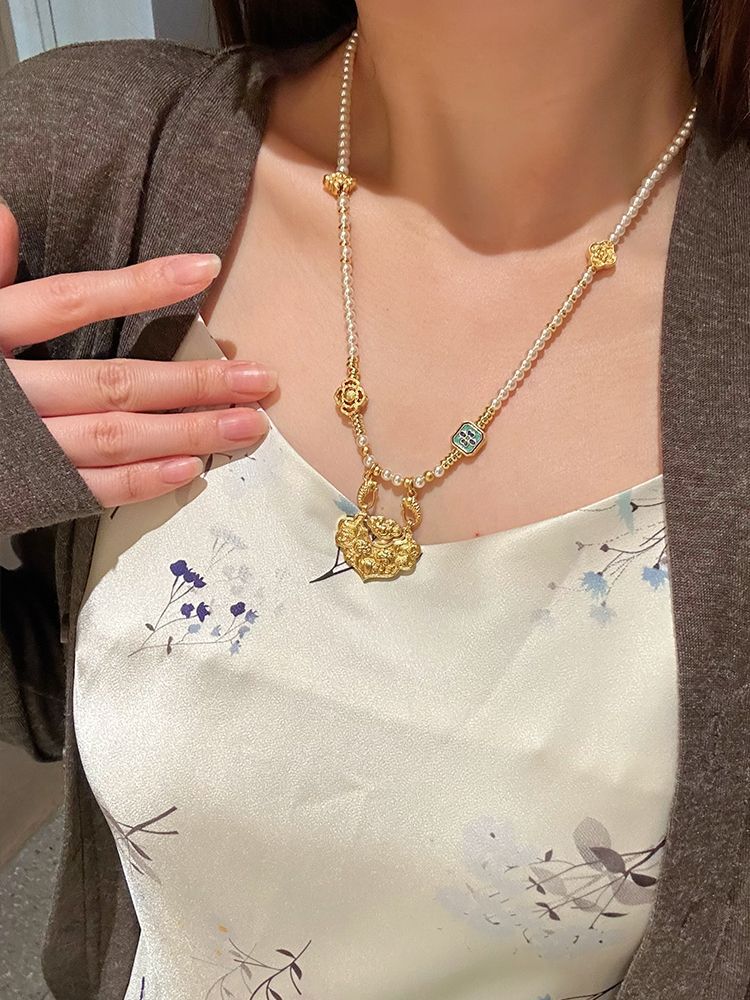 New Chinese Style Original Ancient Gold Sand Gold Koi Peace and Prosperity Lock Pendant Pearl Shell Necklace for Women New Simple Personality