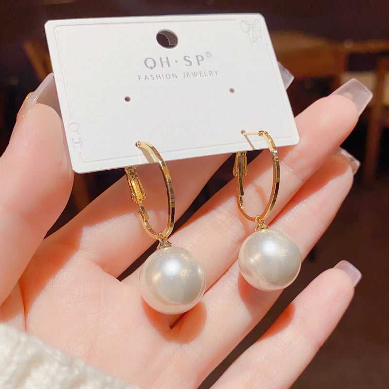 Fashionable Socialite Elegant Large Pearl Hoop Earrings for Women, Unique and Exaggerated Design, Slimming Earrings