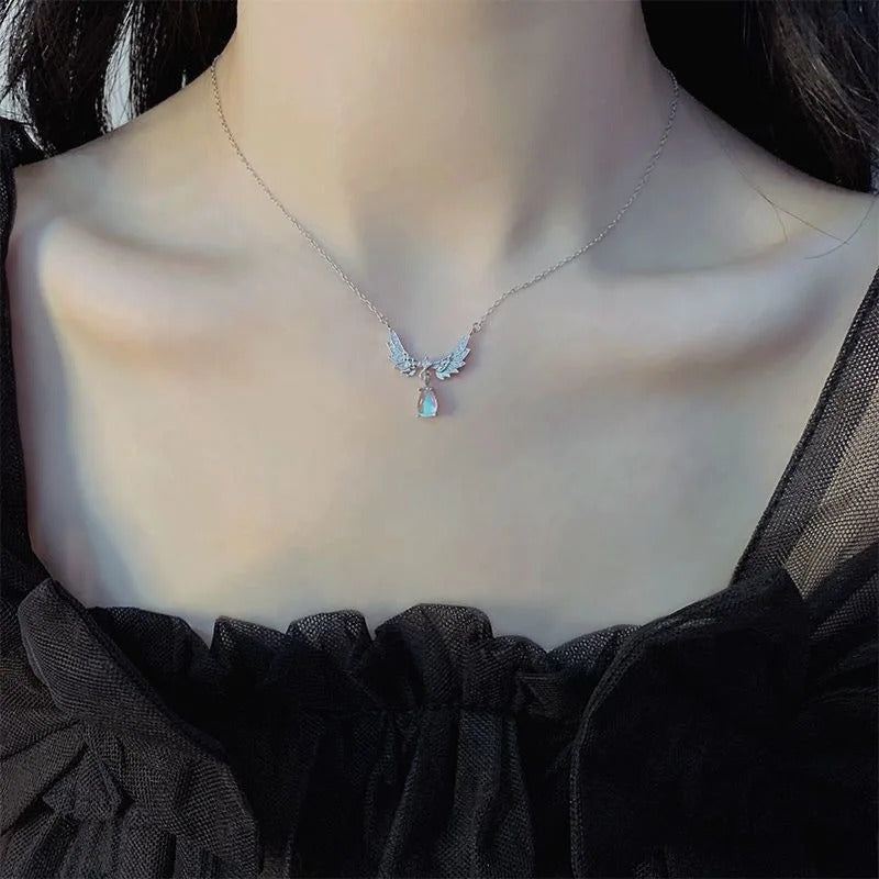 Light Luxury Angel Wings Pendant Necklace Ladies Fashion Exquisite Moonstone Collarbone Necklace Delicate Wedding Jewelry