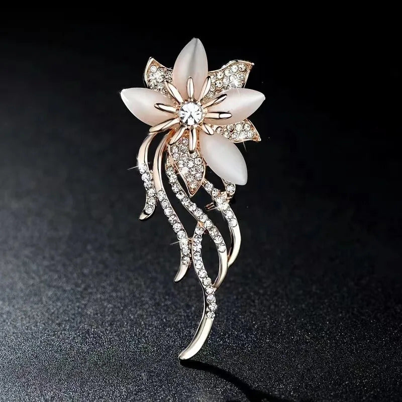Delicate Rose Flower Pearl Rhinestone Brooch Pins for Women Lotus Luxury Jewelry Wedding Party Coat Dress Suit Decoration Gifts