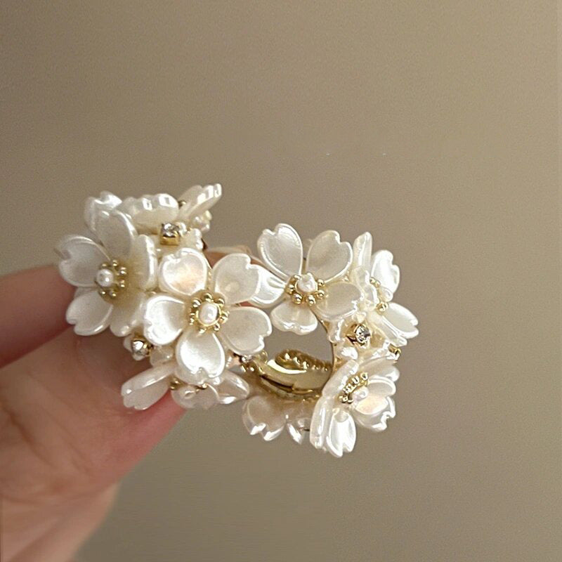 Silver Needle Pearl Flower Cluster Earrings for Women French Elegant Niche Design Sense Earrings Women Light Luxury High-end Sense Ear Jewelry